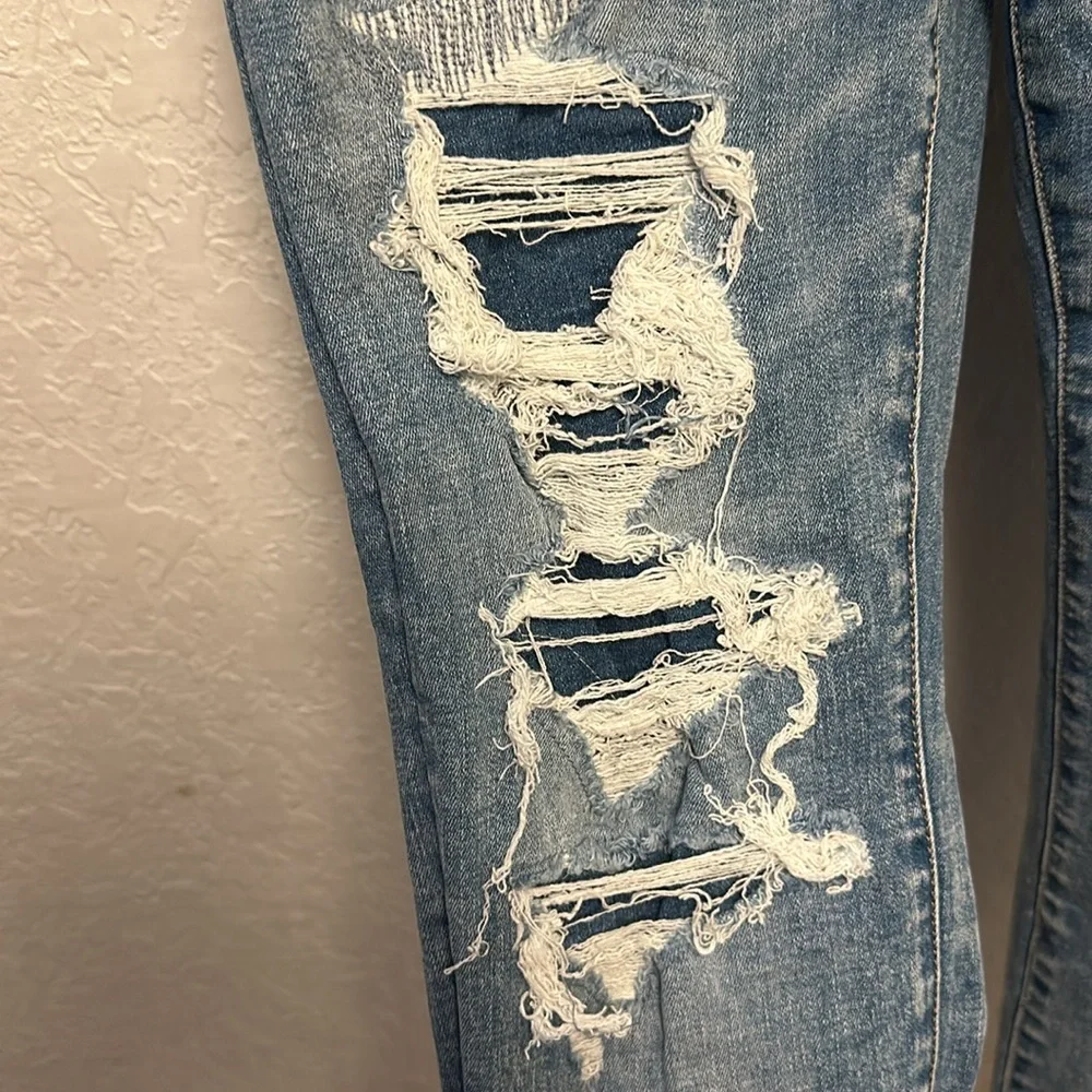 American Eagle ripped jeans. - Picture 2 of 7